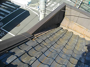 笠木板金捲れによる不具合